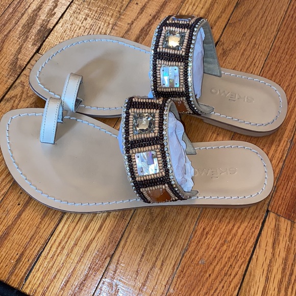 Skemo 8 1/2 Tan Leather jeweled sandals - Picture 2 of 5